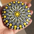 szürke sárga mandala kavics-1