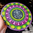 Pontozott mandala Ganesha középpel, pink és zöld színekben, tükrös spirituális dekoráció