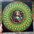 Gaia mandala 40 cm-es feszített vásznon, zöld pontozott mintákkal és Földanyát ábrázoló fém betéttel