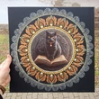 Fém betétes fekete macskás pontozott mandala feszített vásznon misztikus spirituális stílusban