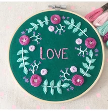 Modern hímzett falikép keretben - Love - zöld, pink