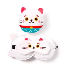 plüss utazópárna szemmaszkkal Maneki Neko mintával, összecsukható és karabíneres