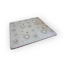 Extra kényelem a gyakorlatokhoz – kompakt méret, puha alátámasztás  80×80 cm-es szivacsos jógaszőnyeg, mely ideális választás rövidebb gyakorlásokhoz, meditációhoz, térdelő vagy ülő testhelyzetekhez. Különösen ajánlott érzékeny ízületek esetén, mivel vast