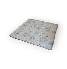 Extra kényelem a gyakorlatokhoz – kompakt méret, puha alátámasztás  80×80 cm-es szivacsos jógaszőnyeg, mely ideális választás rövidebb gyakorlásokhoz, meditációhoz, térdelő vagy ülő testhelyzetekhez. Különösen ajánlott érzékeny ízületek esetén, mivel vast