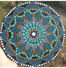 Türkiz-arany mandala pontfestő technikával