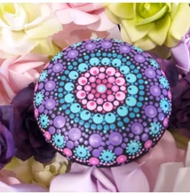 Lila-kék-pink mandala pontfestő technikával, fakorongra