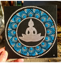 Ezüst Buddha Nyugalma – kék-ezüst pontozott mandala fa alapon
