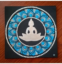 Ezüst Buddha Nyugalma – kék-ezüst pontozott mandala fa alapon