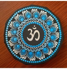 Ezüst Om Holdfény – pontozott mandala kék és ezüst pontokkal