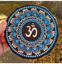 Ezüst Om Holdfény – pontozott mandala kék és ezüst pontokkal
