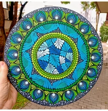 Pontfestett mandala kék és zöld mintázattal, tengeri és természetes energiát sugárzó – Az Óceán Légzése Mandala (30 cm).