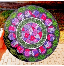 Pontfestett mandala pink, lila virágmintákkal és zöld levelekkel