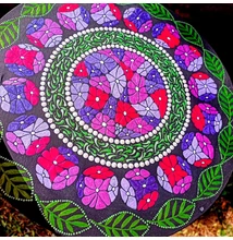 Pontfestett mandala pink, lila virágmintákkal és zöld levelekkel