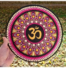 Arany Om – arany rózsaszín magenta pontozott mandala Om szimbólummal