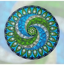 Kék és zöld színekben kézzel festett pontozott mandala spirál mintával, 30 cm átmérőben.