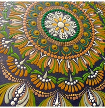 kézzel festett pontozott mandala mustár és zöld színekkel, 30 cm átmérőjű spirituális falidísz