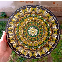 kézzel festett pontozott mandala mustár és zöld színekkel, 30 cm átmérőjű spirituális falidísz