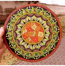 Kézzel pontozott mandala narancs, zöld és sárga színekkel. Spirituális műalkotás, zen stílusban.