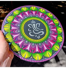 Pontozott mandala Ganesha középpel, pink és zöld színekben, tükrös spirituális dekoráció