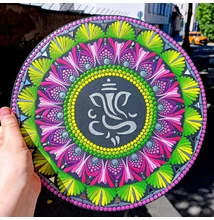 Pontozott mandala Ganesha középpel, pink és zöld színekben, tükrös spirituális dekoráció