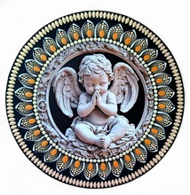 arany-fekete mandala imádkozó angyalkával és pontozott motívumokkal