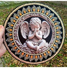 arany-fekete mandala imádkozó angyalkával és pontozott motívumokkal