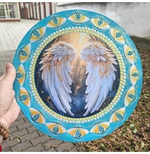Türkiz-arany mandala angyalszárny motívummal, pontozott díszítéssel és spirituális fényhatássa