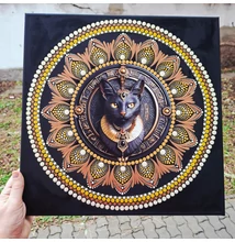 fáraó cica mandala 40 cm-es méretben, fém macskafej betéttel és arany–fehér pontozott mintával