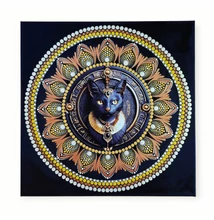 fáraó cica mandala 40 cm-es méretben, fém macskafej betéttel és arany–fehér pontozott mintával