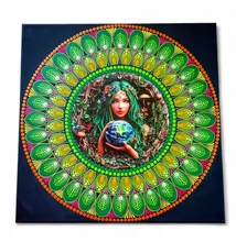 Gaia mandala 40 cm-es feszített vásznon, zöld pontozott mintákkal és Földanyát ábrázoló fém betéttel