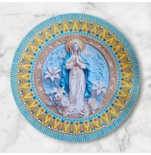arany–kék mandala Mária-alakkal, pontozott szegéllyel és virágmotívumokkal díszített spirituális falidísz