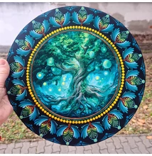 mesebeli életfa mandala kék és zöld árnyalatokkal, pontozott díszítéssel és fénylő energiagömbökkel