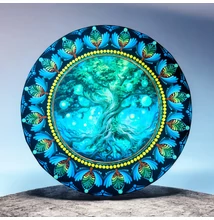 mesebeli életfa mandala kék és zöld árnyalatokkal, pontozott díszítéssel és fénylő energiagömbökkel