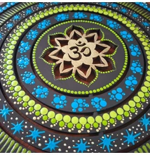 om-jeles-szelforgo-spiritualis-dekoracio-kek-zold