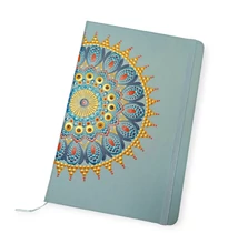 Pontfestett mandalával díszített vonalas jegyzetfüzet hálanaplónak, imáknak és kívánságoknak.