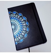 Fekete borítójú, pontfestett mandalás jegyzetfüzet fehér gyöngyvirág mintával.
