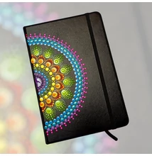 Fekete borítójú, pontfestett mandalás jegyzetfüzet