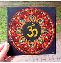 Arany Óm Tűzlélek – arany Om pontozott mandala piros narancs bordó pontokkal