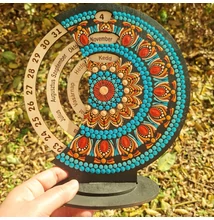 pontozott mandala öröknaptár kék narancs színben, kézzel festett fa dekor 25cm