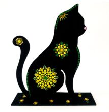 pontfestett-sárga-zöld-macska