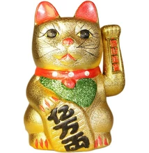 arany integető cica (Maneki Neko), elemmel működő, 17 × 26 × 12 cm, szerencsehozó szobor
