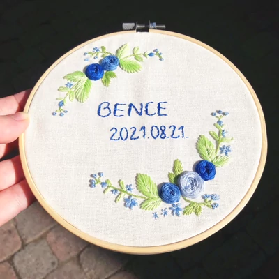 Modern hímzett falikép keretben - Kék, névvel