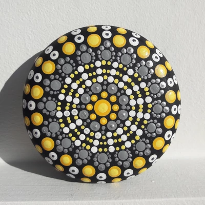 szürke sárga mandala kavics-2