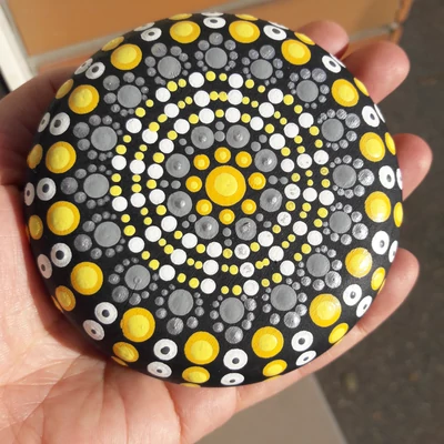 szürke sárga mandala kavics-1