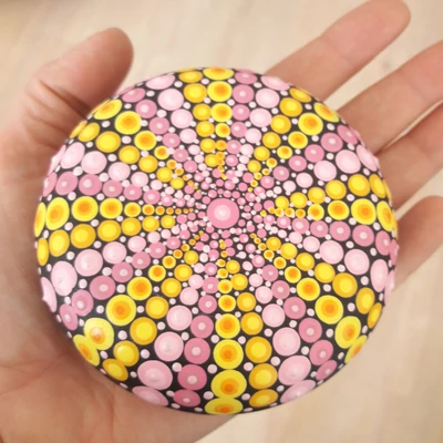 pink sárga mandala kavics