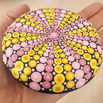 pink sárga mandala kavics-2