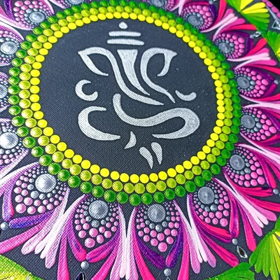 Pontozott mandala Ganesha középpel, pink és zöld színekben, tükrös spirituális dekoráció