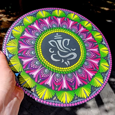 Pontozott mandala Ganesha középpel, pink és zöld színekben, tükrös spirituális dekoráció