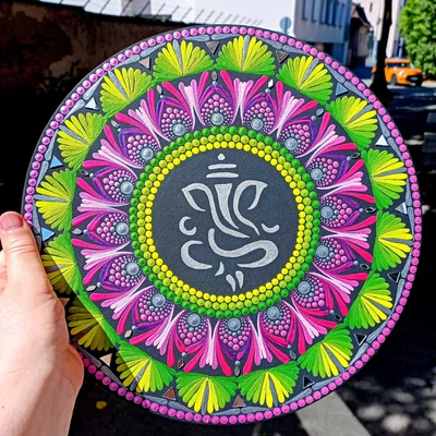 Pontozott mandala Ganesha középpel, pink és zöld színekben, tükrös spirituális dekoráció