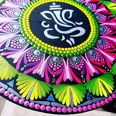 Pontozott mandala Ganesha középpel, pink és zöld színekben, tükrös spirituális dekoráció